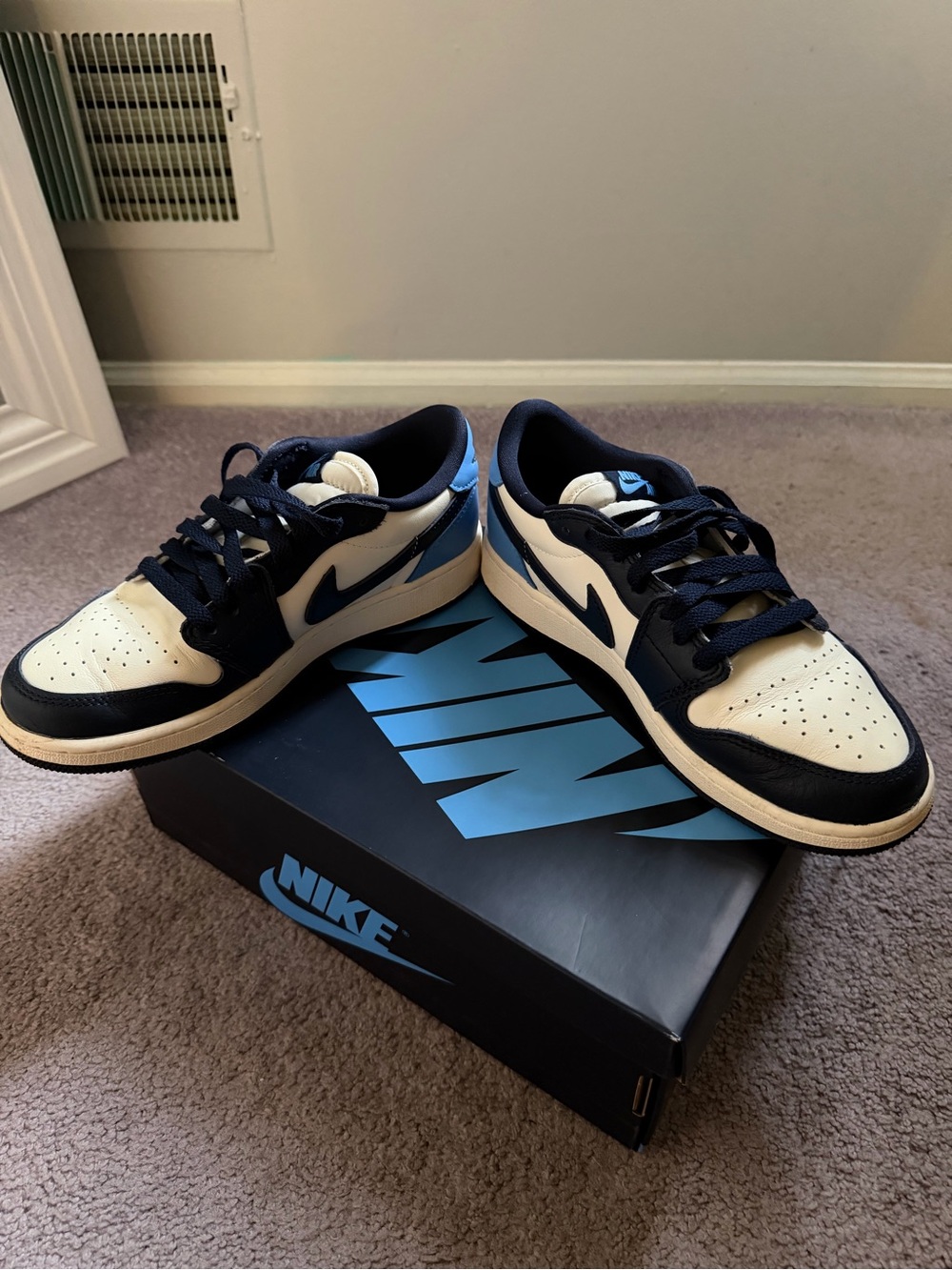 Nike Air Jordan 1 Retro Low-Top Sneakers in Navy and Cream - Picture 5 of 9